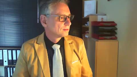 Snapshot of wetsuitedman chatting on 02.19.25 Franz online show from 02.19.25