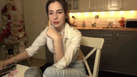 Snapshot of whats_her_name chatting on 12.13.24 Victoria Maria online show from 12.13.24