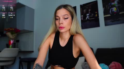 Snapshot of whitebanny chatting on 03.10.25 Kate online show from 03.10.25