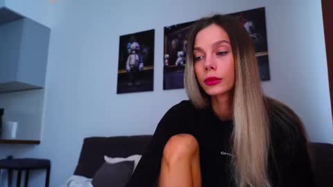 Snapshot of whitebanny chatting on 11.23.25 Kate online show from 11.23.25