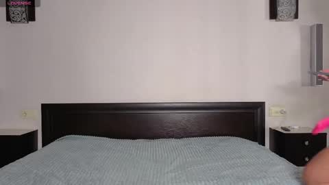 Snapshot of whiteflower_x0 chatting on 09.18.25 ASK ME online show from 09.18.25