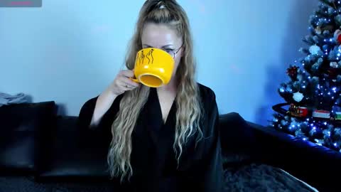 Snapshot of whitneypunnch chatting on 12.15.25 whitneypunnch online show from 12.15.25