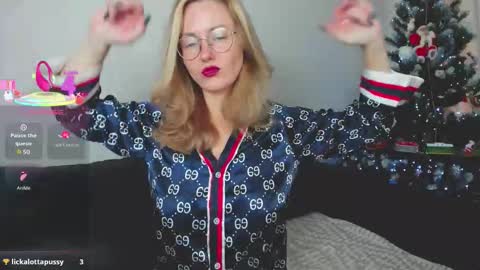 Snapshot of whitneypunnch chatting on 12.17.25 whitneypunnch online show from 12.17.25