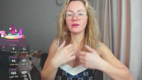 Snapshot of whitneypunnch chatting on 12.18.25 whitneypunnch online show from 12.18.25