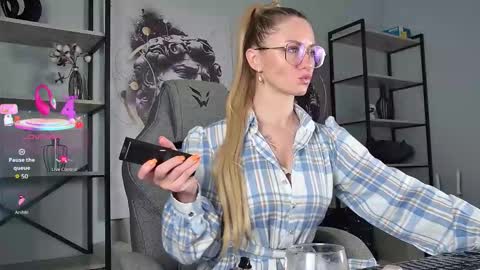 Snapshot of whitneypunnch chatting on 02.14.26 whitneypunnch online show from 02.14.26