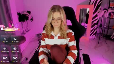 Snapshot of whitneypunnch chatting on 02.25.26 whitneypunnch online show from 02.25.26