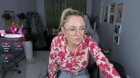 Snapshot of whitneypunnch chatting on 03.23.26 whitneypunnch online show from 03.23.26