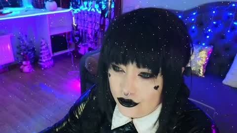 Laura  online show from 01.01.25