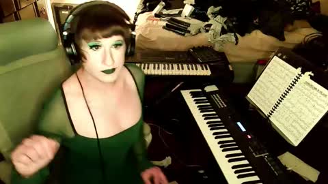 Snapshot of wienerlady chatting on 12.18.25 Countess of Hotdogs online show from 12.18.25