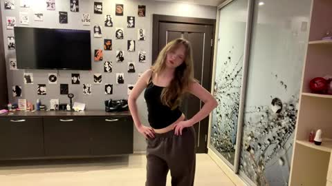 Snapshot of willenasow chatting on 04.08.26 Olivia online show from 04.08.26