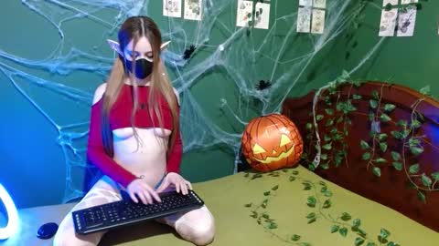 Snapshot of winter_elf chatting on 10.24.25 Winter online show from 10.24.25