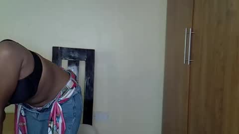 Snapshot of wizzia_khalifa chatting on 01.14.25 girlie o online show from 01.14.25