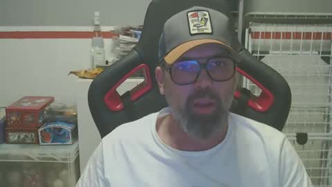 Snapshot of womenizzeer chatting on 01.28.25 Adam online show from 01.28.25