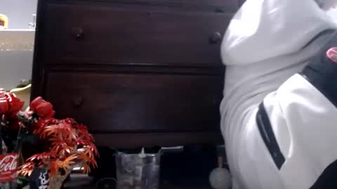 woofwolfxix online show from 10.29.25