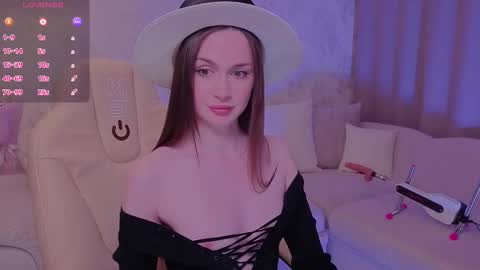 Snapshot of wow_kate chatting on 11.08.25 Kate online show from 11.08.25