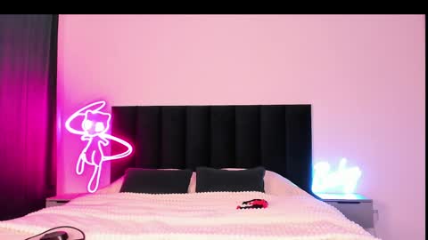 Snapshot of wowlovie666 chatting on 02.12.25 Emi online show from 02.12.25