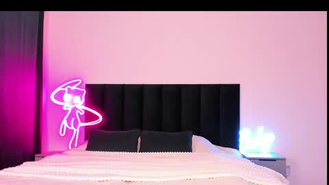 Snapshot of wowlovie666 chatting on 02.18.25 Emi online show from 02.18.25