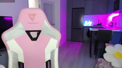 Snapshot of wowlovie666 chatting on 11.24.25 Emi online show from 11.24.25