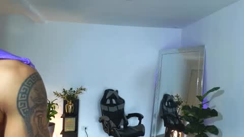 Snapshot of wyatt_rose chatting on 10.03.25 wyatt online show from 10.03.25