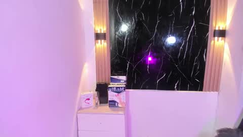 Snapshot of wyatt_rose chatting on 10.31.25 wyatt online show from 10.31.25