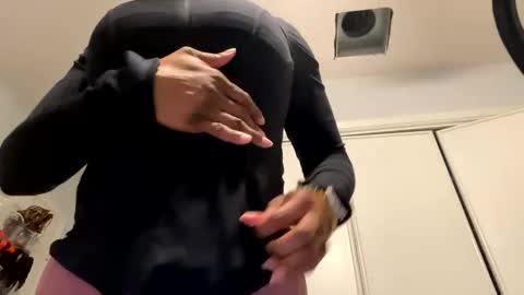 Snapshot of wynterheat chatting on 02.06.25 Wynter Heat online show from 02.06.25