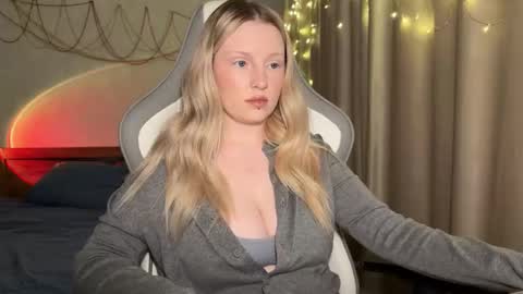 Snapshot of x__ivy_x chatting on 12.21.25 eva online show from 12.21.25