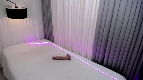 GWEN THOMPSON .......   online show from 09.12.25