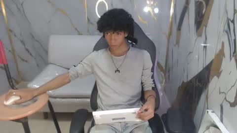 Snapshot of xion_ez chatting on 11.08.25 xion_ez online show from 11.08.25