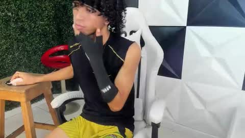 Snapshot of xion_ez chatting on 12.19.25 xion_ez online show from 12.19.25