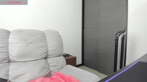 Snapshot of xspecialroomx chatting on 10.18.25 Hellen Sofia instagram hellen5546 online show from 10.18.25