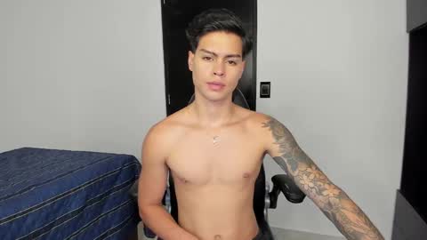 Snapshot of yanpaul83 chatting on 11.22.25 yanpaul83 online show from 11.22.25