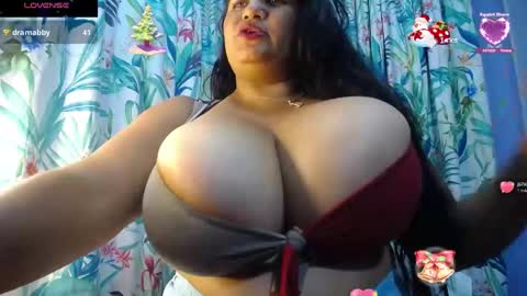 Snapshot of yasmin_bigtits chatting on 12.31.24 Yasmin online show from 12.31.24
