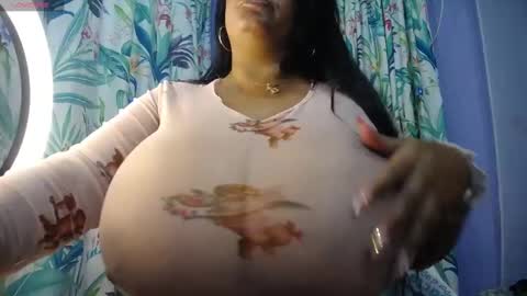 Snapshot of yasmin_bigtits chatting on 01.05.25 Yasmin online show from 01.05.25