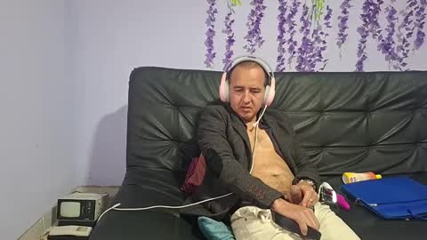 Snapshot of yazfore chatting on 11.17.25 Hazzan online show from 11.17.25