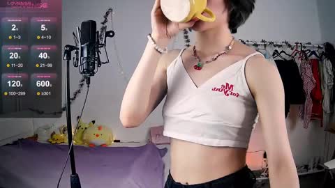 Snapshot of yellow_songbird chatting on 03.07.25 Liya online show from 03.07.25