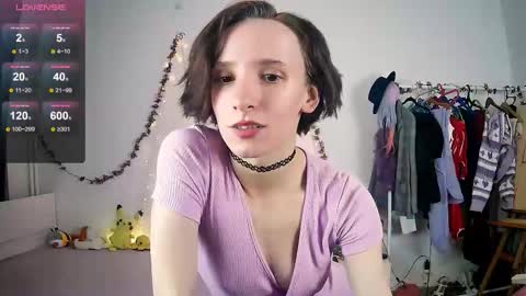 Snapshot of yellow_songbird chatting on 09.27.25 Liya online show from 09.27.25