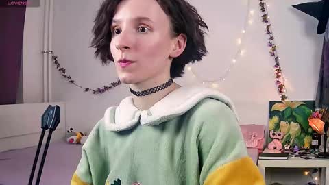 Snapshot of yellow_songbird chatting on 09.30.25 Liya online show from 09.30.25