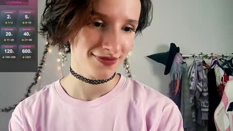 Snapshot of yellow_songbird chatting on 10.05.25 Liya online show from 10.05.25