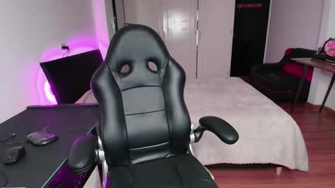 yesie_hot2 online show from 09.26.25