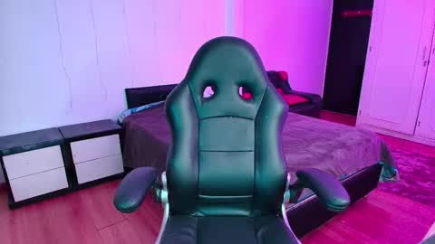 yesie_hot2 online show from 11.24.25