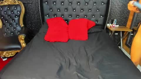 yiyisandoval online show from 10.14.25