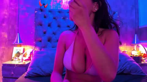 yiyisandoval online show from 11.18.25