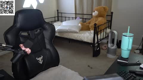 Snapshot of ynaong chatting on 01.17.25 Palmela Handerson online show from 01.17.25