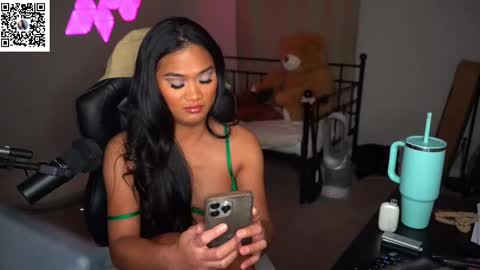 Snapshot of ynaong chatting on 02.15.25 Palmela Handerson online show from 02.15.25