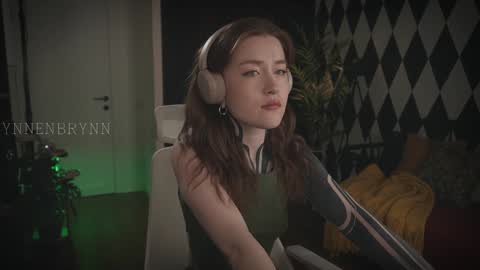 Snapshot of ynnenbrynn chatting on 01.22.25 ynnenbrynn online show from 01.22.25