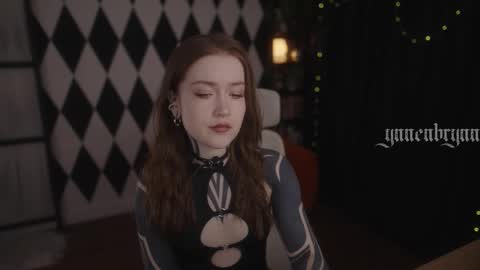 Snapshot of ynnenbrynn chatting on 10.09.25 ynnenbrynn online show from 10.09.25