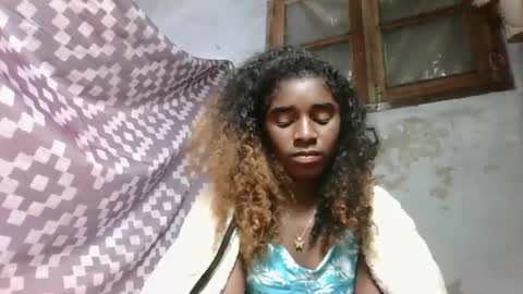 Snapshot of yolandrina05 chatting on 09.15.25 yolandrina05 online show from 09.15.25