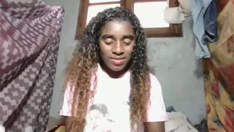 Snapshot of yolandrina05 chatting on 09.18.25 yolandrina05 online show from 09.18.25