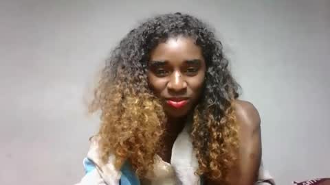 Snapshot of yolandrina05 chatting on 09.19.25 yolandrina05 online show from 09.19.25