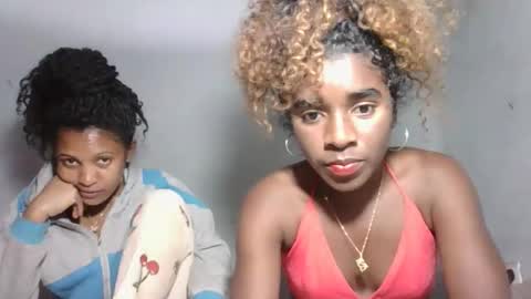 Snapshot of yolandrina05 chatting on 09.27.25 yolandrina05 online show from 09.27.25